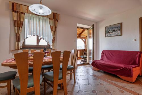 奥托亚克Vineyard Cottage Ucman - Happy Rentals的一间带桌椅和沙发的用餐室