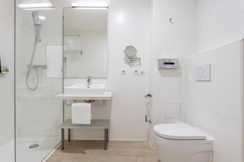 穆然乐俱乐部穆然钻石度假村的白色的浴室设有卫生间和水槽。