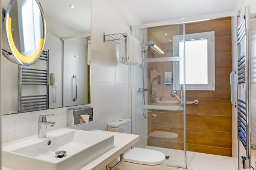 阿雷纳尔登卡斯特尔钻石度假村白沙海滩俱乐部酒店的一间带水槽和淋浴的浴室