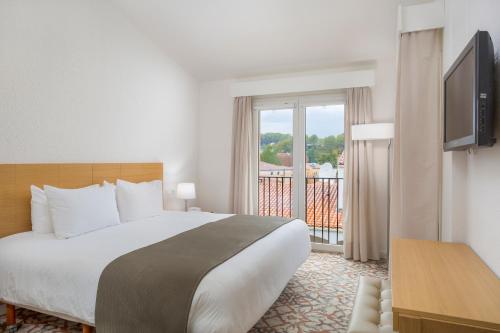 穆然乐俱乐部穆然钻石度假村的酒店客房设有一张床和一个阳台。