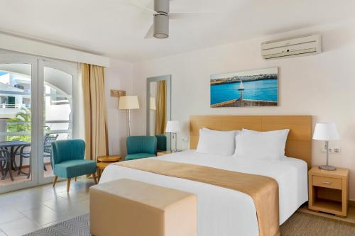 阿雷纳尔登卡斯特尔钻石度假村白沙海滩俱乐部酒店的酒店客房设有一张床和一个阳台。
