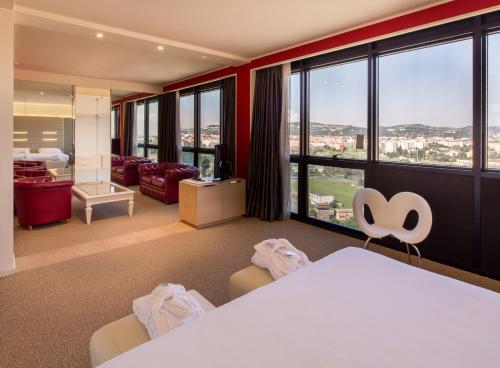 博洛尼亚塔博洛尼亚贝斯特韦斯特优质酒店的酒店客房设有一张床和一个大窗户