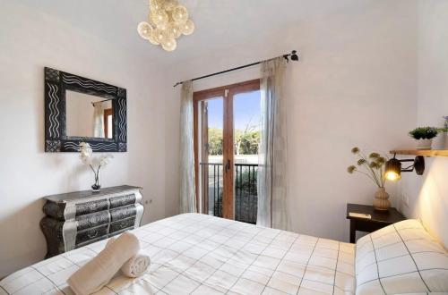 奇克拉纳－德拉弗龙特拉Carrajolilla Sancti petri的一间卧室配有一张床、镜子和窗户