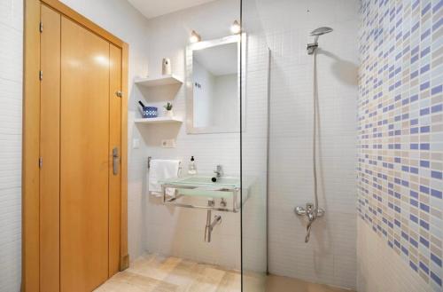 奇克拉纳－德拉弗龙特拉Carrajolilla Sancti petri的一间带水槽和玻璃淋浴的浴室