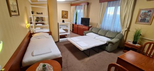 巴尼亚卢卡Rio apartments的一间带两张床和一张沙发的客厅