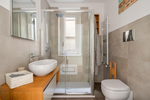 巴勒莫Little House Mavi by DomuSicily的一间带水槽、卫生间和淋浴的浴室