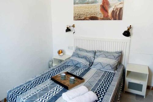 科尼尔-德拉弗龙特拉Apartamento Venus Conil的一间卧室配有一张桌子和一张床铺