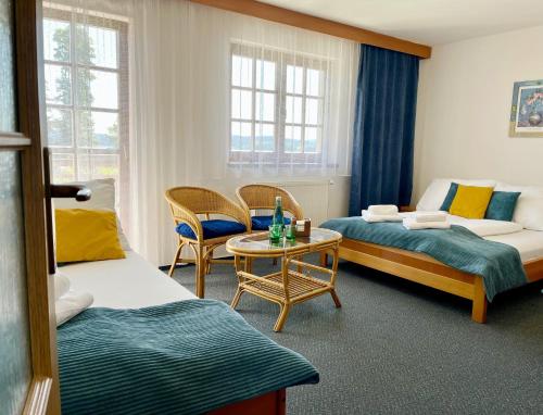 霍尼普拉纳娜普拉兹酒店的一间设有两张床和一张桌子及椅子的房间