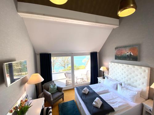 LichtenbergSeehotel Lichtenberg的一间卧室设有一张床和一间客厅。