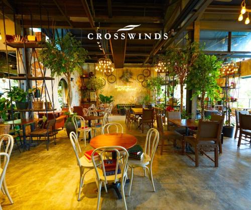 大雅台Alpine Breeze at Crosswinds Tagaytay的一间设有桌椅的餐厅,并有一个阅读了反风的标志