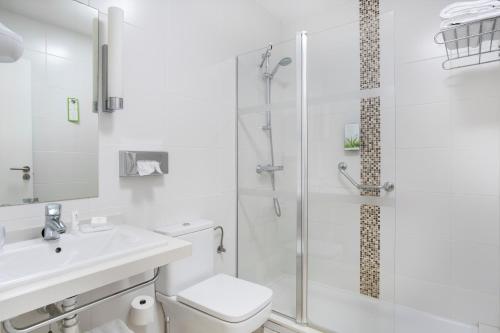 阿德耶皇家日落海滩俱乐部钻石度假公寓的带淋浴、卫生间和盥洗盆的浴室