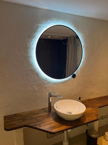 斯塔德Backadal Gård BnB的浴室设有水槽和墙上的镜子