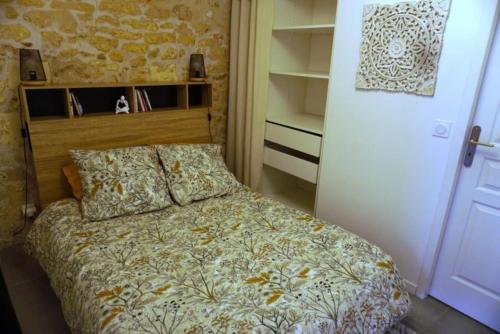 罗什福尔La Casa De Nonna - logement classé 2 étoiles的卧室配有一张床