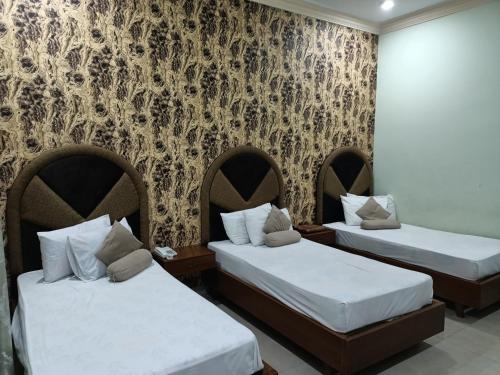 Hotel Taj Palace Multan客房内的一张或多张床位