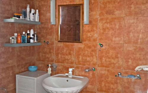 卡拉内拉Rezenda的一间带水槽和镜子的浴室