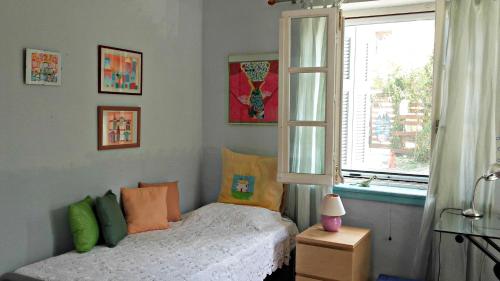 卡拉内拉Rezenda的一间卧室设有一张床和一个窗口
