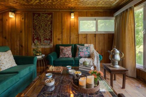 帕哈尔加姆LohonoStays Villa Hill Retreat的客厅配有绿色沙发和桌子
