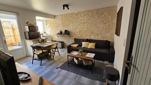 罗什福尔La Casa De Nonna - logement classé 2 étoiles的客厅配有沙发和桌子