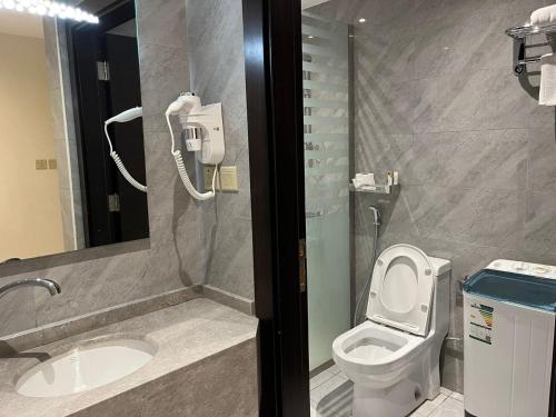 吉达Fanan Suite的一间带卫生间和水槽的浴室