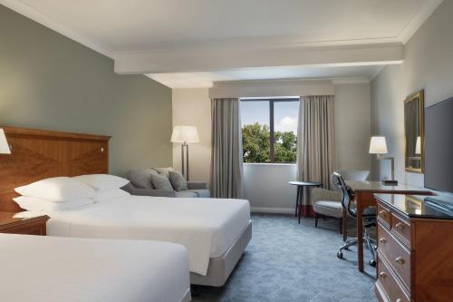 沃尔瑟姆阿比Delta Hotels by Marriott Waltham Abbey的酒店客房配有两张床和一张书桌