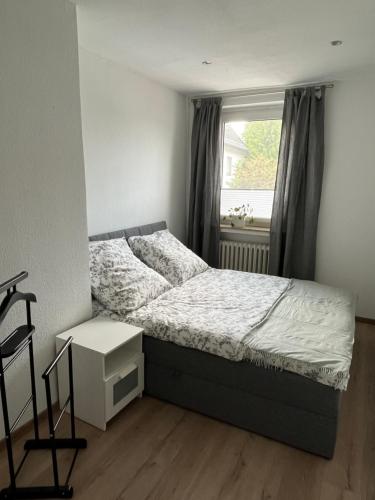巴特德里堡2 P. Appartement am Kurpark的一间卧室设有一张床和一个窗口