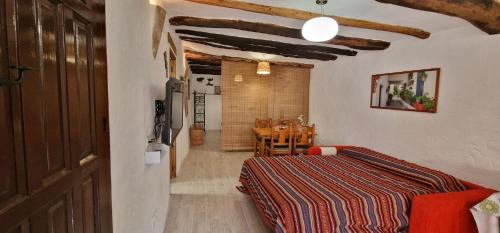 潘潘埃拉Casa Rural Vata 1 y 2 Pampaneira Alpujarra的卧室配有一张床和一张桌子