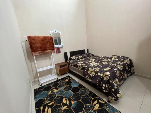 居銮Khalish homestay的小房间,配有床和地毯