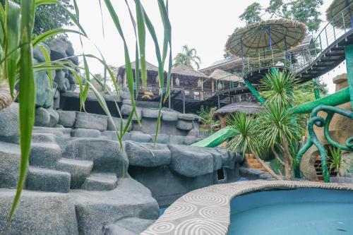 Takua PaBangmara Hill的一个带游泳池和一些植物的度假胜地