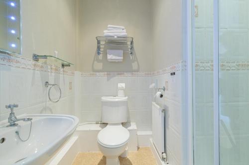 斯卡伯勒布莱克史密斯阿姆斯旅馆的浴室配有卫生间、盥洗盆和浴缸。
