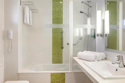 圣米格尔德阿沃纳日落景观俱乐部钻石度假酒店的带淋浴和盥洗盆的白色浴室