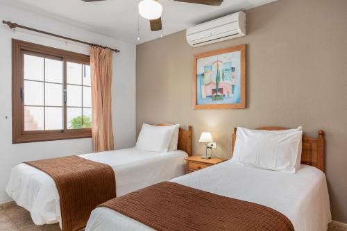 圣米格尔德阿沃纳日落景观俱乐部钻石度假酒店的带窗户的客房内的两张床