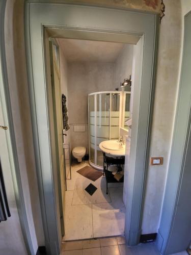 洛韦雷帕尔马早餐加住宿别墅酒店的一间带水槽、卫生间和镜子的浴室