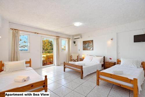 干尼亚Katerina Rooms for Rent的客房设有两张床和窗户。