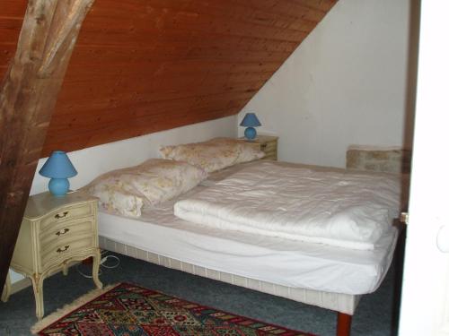 弗莱斯维尔Les Poteries的木天花板的客房内的一张床位