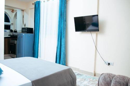 班布里Semo's apartment的一间房间,配有一张床和墙上的电视
