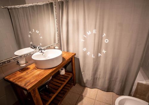 拉安戈斯图拉镇Ruma Andina by DOT Cabana的一间带水槽和淋浴帘的浴室