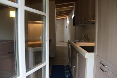 阿尔巴迪卡纳泽伊Claudia's Apartment Blu的厨房设有通往走廊的门