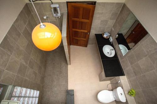 素叻萨布伊一流度假酒店的浴室的顶部景,享有黄色的灯光