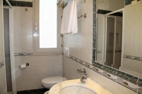 卡托利卡贝尔维尤酒店的一间带水槽、卫生间和镜子的浴室