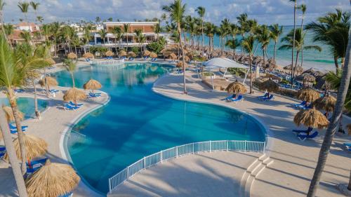 蓬塔卡纳Bahia Principe Grand Punta Cana - All Inclusive的享有棕榈树度假村游泳池的顶部景致