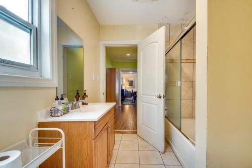 洛杉矶Cozy Home - 2 Mi to Walk of Fame and Griffith Park!的一间带水槽和淋浴的浴室