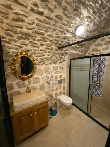 马尔丁Hanedan Konağı Butik Otel Deluxe Queen Bed Double Room Verdo的石质浴室设有水槽和卫生间