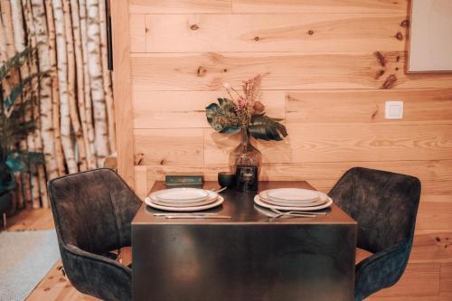 杜柏Wooden Nest的一张桌子,上面有板子和花瓶