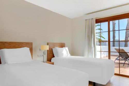 圣米格尔德阿沃纳钻石度假酒店皇家特内里费岛乡村俱乐部的带阳台的酒店客房内的两张床