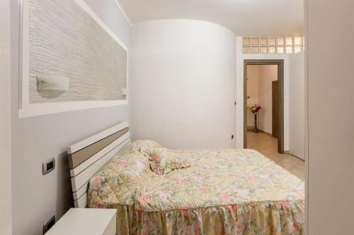 斯佩基亚Casa Relax Salento - Relax House in the village的一间白色客房内的床铺卧室