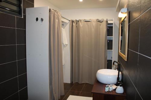 MatouryVilla Perle -proche aéroport的浴室配有白色水槽和淋浴。