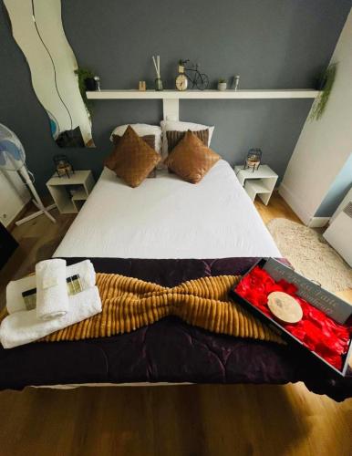 克拉马Appartement de la foret的一间卧室配有一张大床和毛巾