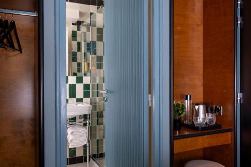 巴黎Hôtel La Conversation的客房内设有带卫生间和盥洗盆的浴室
