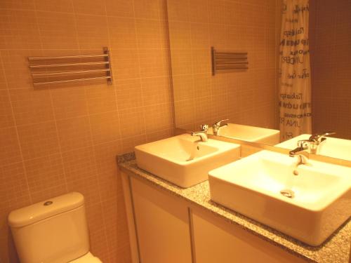 埃尔塔特Apartamentos Grifo Vacances Julia的一间带两个盥洗盆和卫生间的浴室
