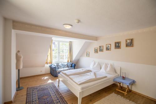 菲拉赫Stadthotel Kramer的客厅配有白色沙发和蓝色椅子
